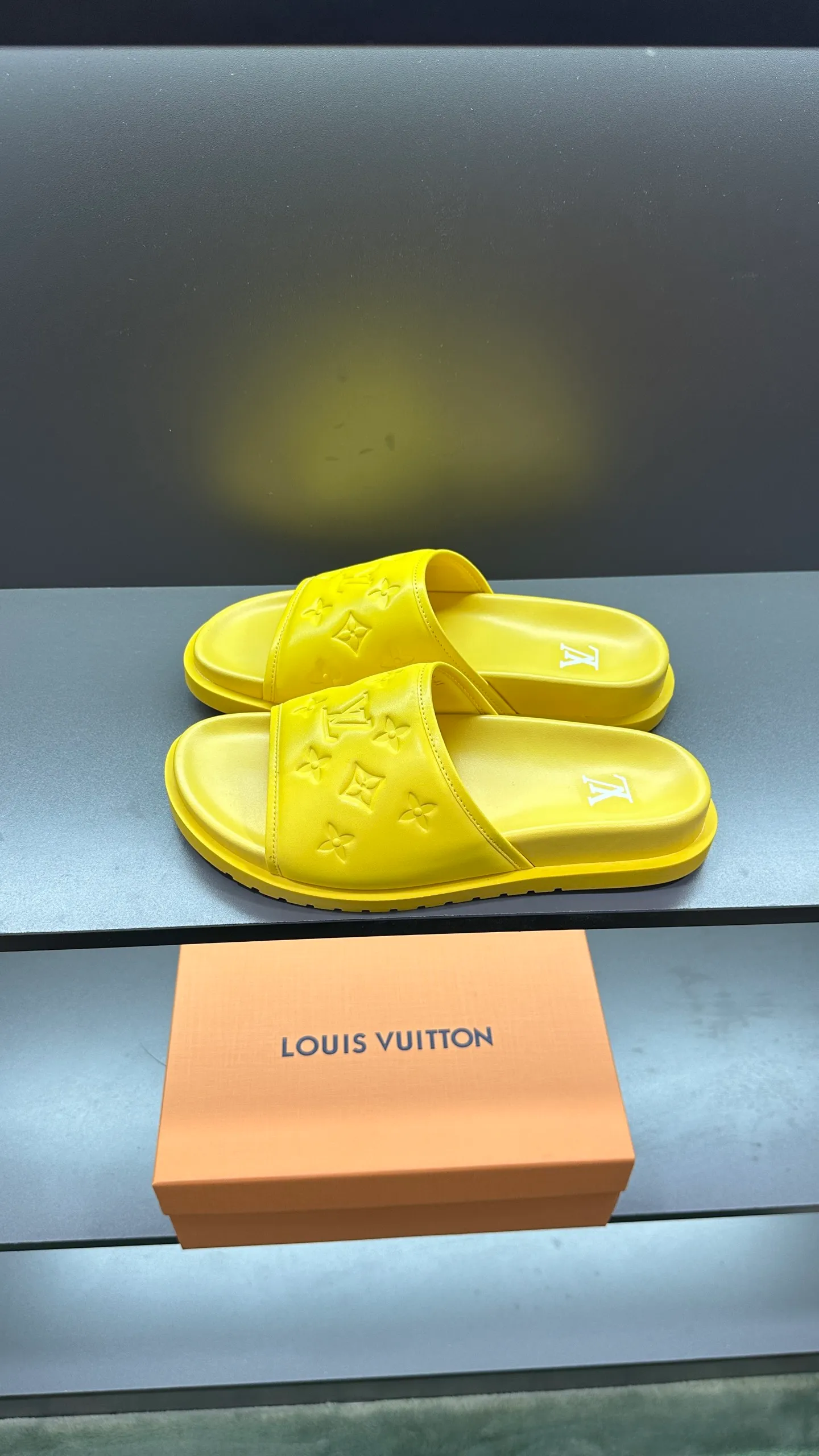 [L Home] P: 300💰Size: 38-45 Top purchasing lv men's summer slippers, classic presbyopia with soft real leather lining, unique color splicing effect, distinctive personality, fashionable and trendy essential style, light and comfortable. Lightweight and tough rubber insole, micro ridged foam outsole, super comfortable!